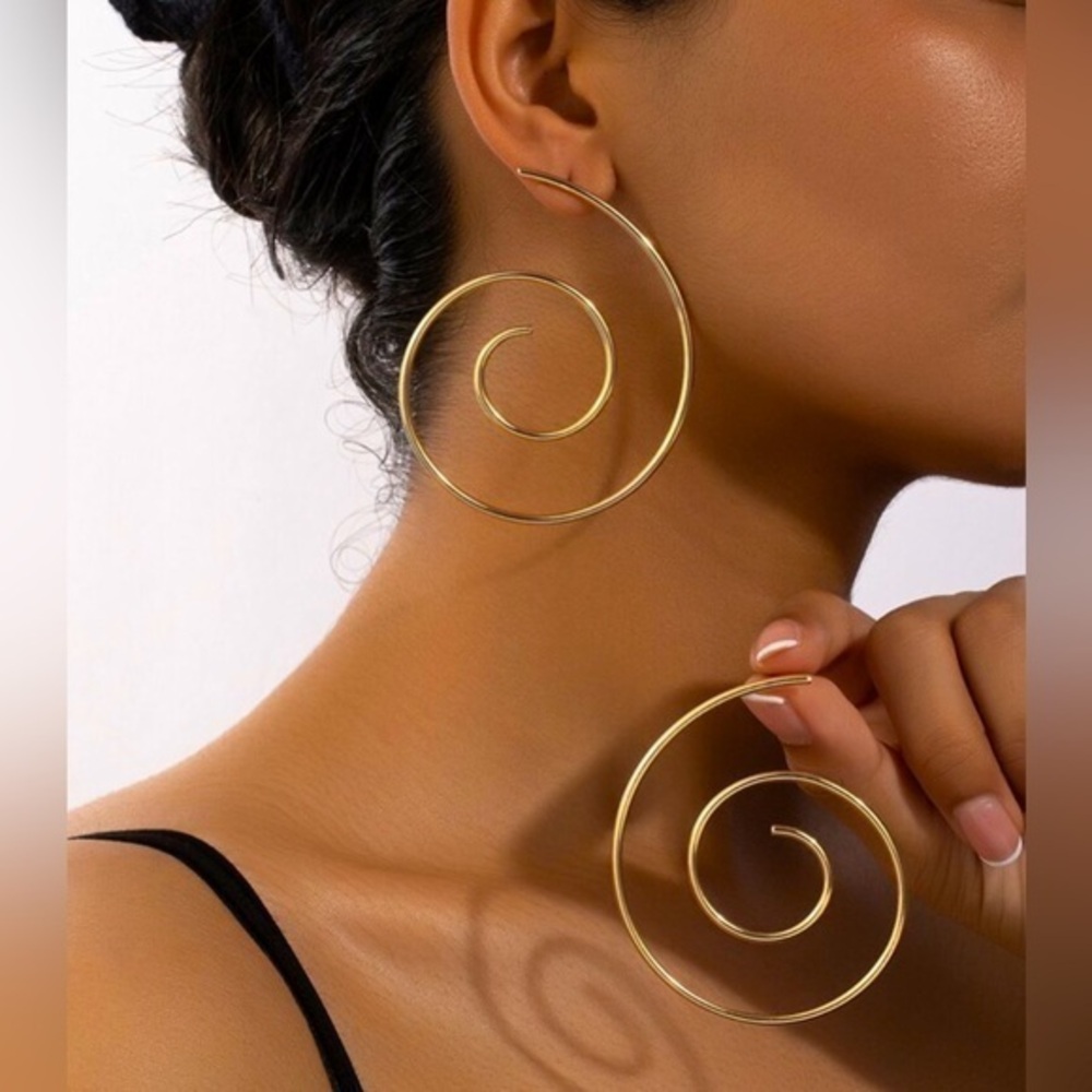 ✨NWOT  Elegant Gold Spiral Statement Earrings